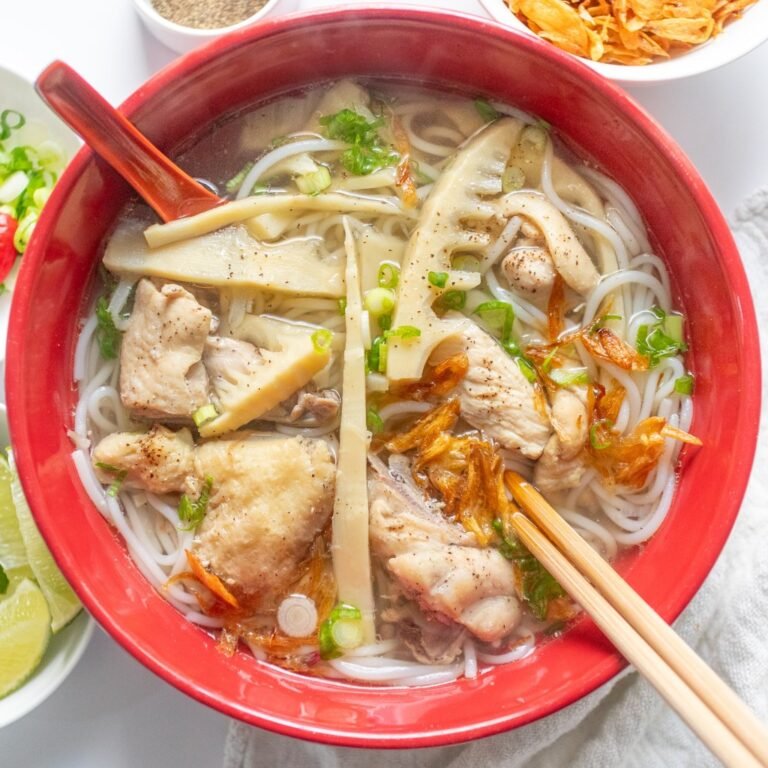 Chicken Bamboo Noodle Soup (búnm¡gà)